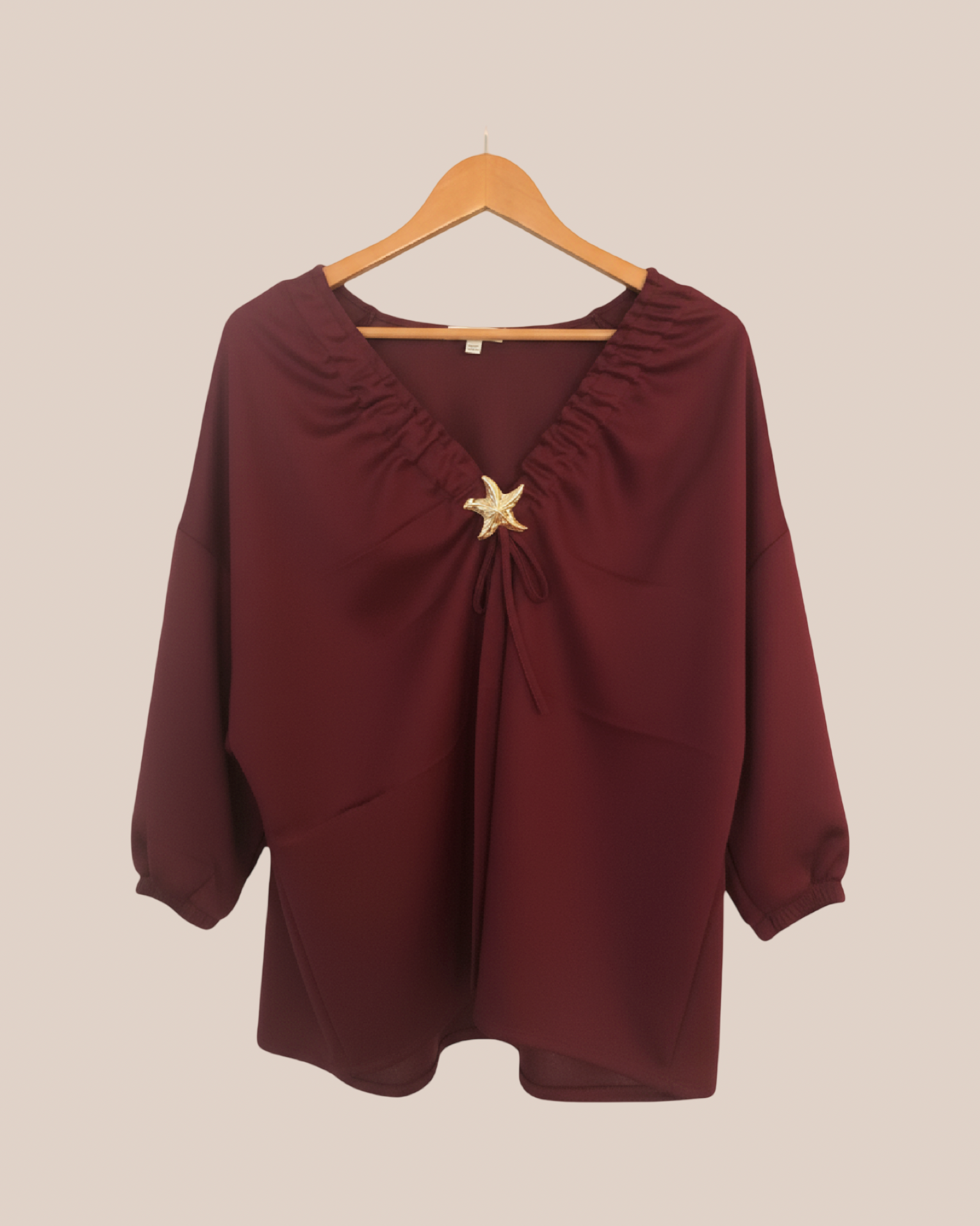 Blouse burgundy  Décolleté Froncé avec Broche Étoile – Pièce Unique