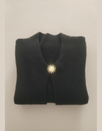 Gilet maille douce broche soleil – gilet court chic femme Made in Italy