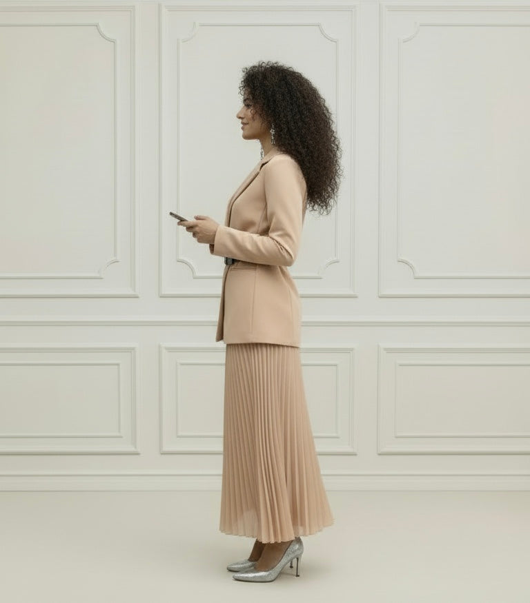 Robe-Blazer Victoria Beige – Jupe Plissée Élégante & Moderne | Pièce Unique