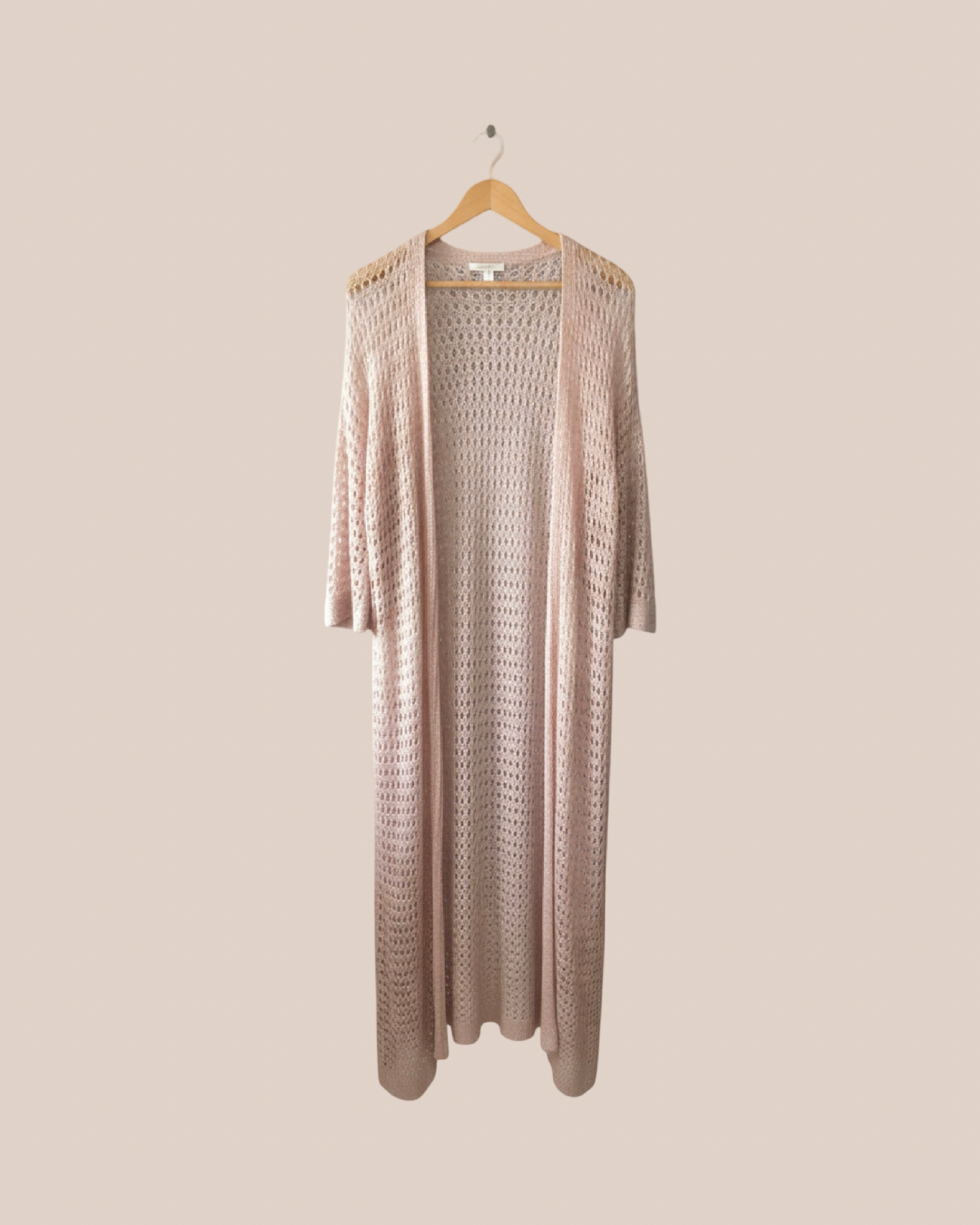 Gilet long maille ajourée rose poudré – pièce unique bohème chic