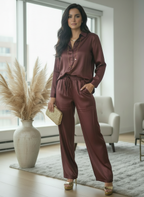 Ensemble ÉCLAT Bordeaux– Ensemble chic satin effet cuir, coupe droite