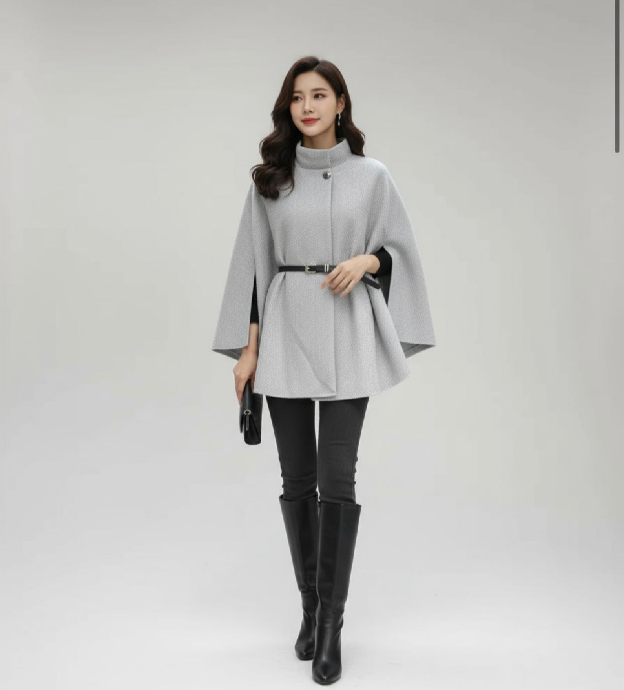 Cape Femme Col Montant – Coupe Structurée avec Ceinture Made in Italy