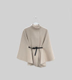 Cape Femme Col Montant – Coupe Structurée avec Ceinture Made in Italy