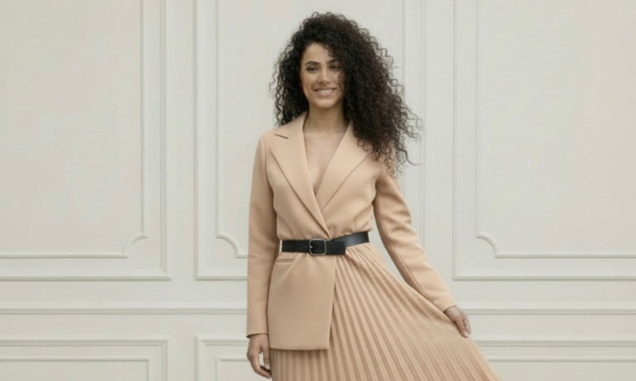 Robe-Blazer Victoria Beige – Jupe Plissée Élégante & Moderne | Pièce Unique