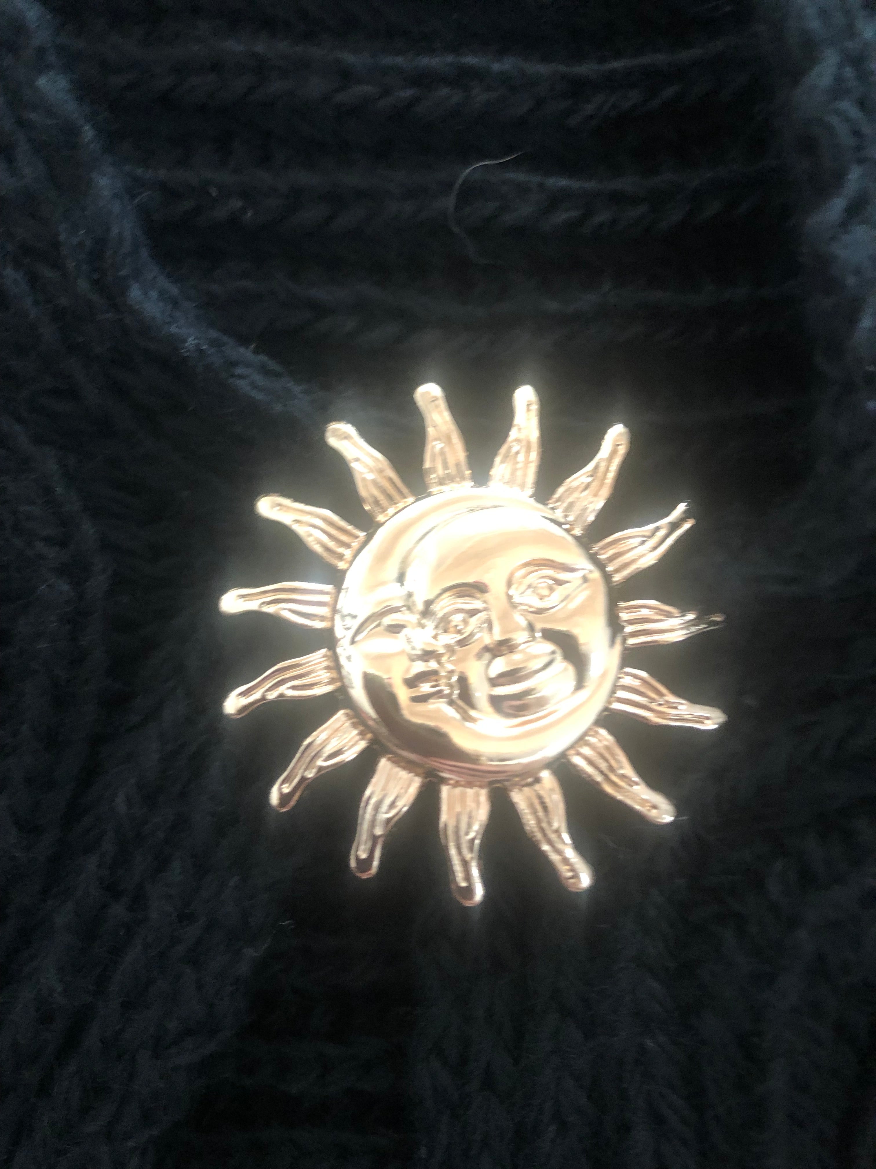 Gilet maille douce broche soleil – gilet court chic femme Made in Italy