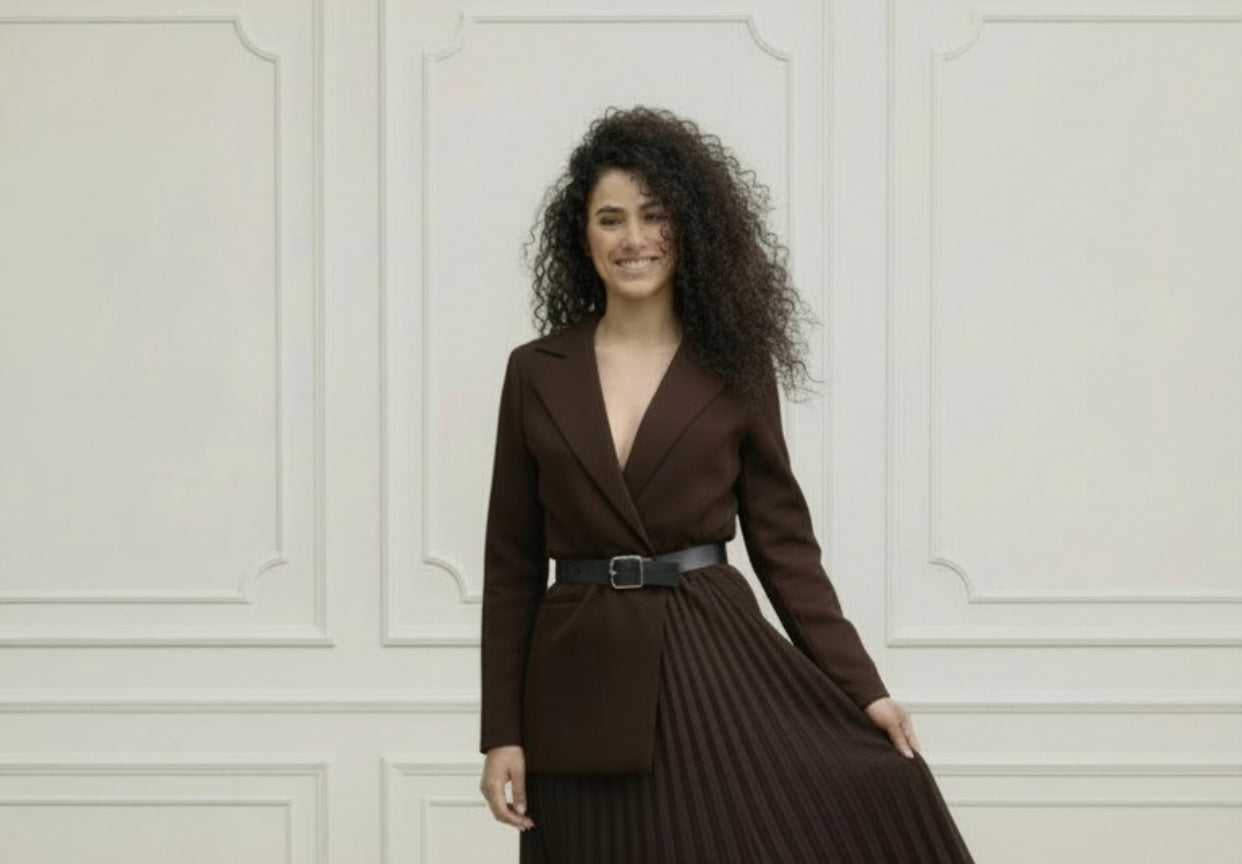 Robe-Blazer Victoria Bordeaux – Jupe Plissée Élégante & Moderne | Pièce Unique