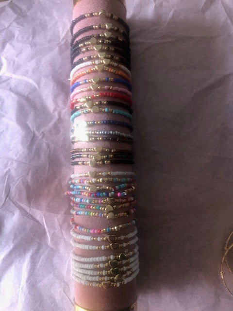 Bracelet fin Zeina- Eclat doré  & perles colorèes