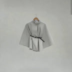 Cape Femme Col Montant – Coupe Structurée avec Ceinture Made in Italy